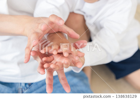 父母和孩子的手 父母和孩子的手 138638129
