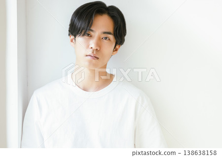 穿著白色T恤的男人 138638158