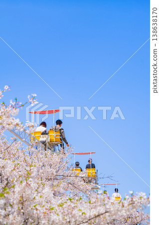 Meito Children's Land Todagawa in Spring: Cherry Blossoms in Full Bloom and the Cycle Monorail (Nagoya City, Aichi Prefecture) Meito Children's Land Todagawa in Spring: Cherry Blossoms in Full Bloom and the Cycle Monorail (Nagoya City, Aichi Prefecture) 138638170