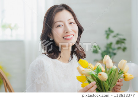一個女人裝飾鮮花 一個女人裝飾鮮花 138638377