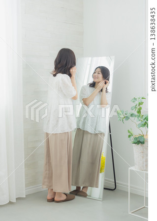 一個女人看著她 138638435