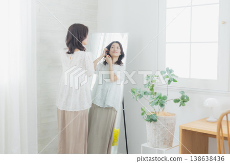 一個女人看著她 138638436