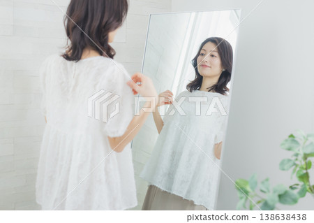 一個女人看著她 一個女人看著她 138638438