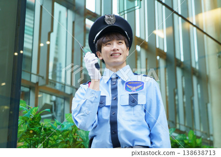 一名年輕的日本保全正在使用對講機通話。照片由東京電子學院電波學園教育基金會提供。 138638713