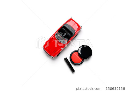 用一輛微型汽車和一個印章來表示合約程序的圖像。 138639136