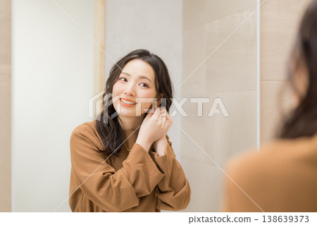 年輕女子在浴室檢查皮膚狀況 138639373