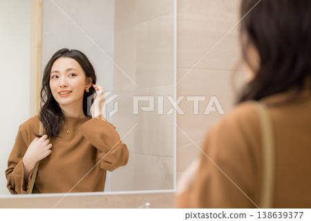 年輕女子在浴室檢查皮膚狀況 年輕女子在浴室檢查皮膚狀況 138639377