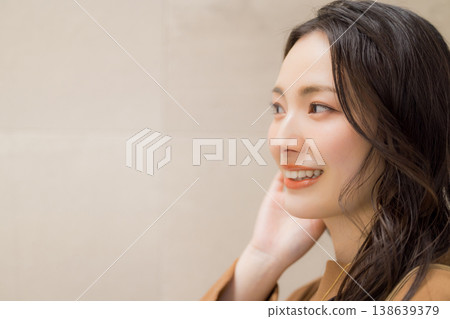 年輕女子在浴室檢查皮膚狀況 138639379