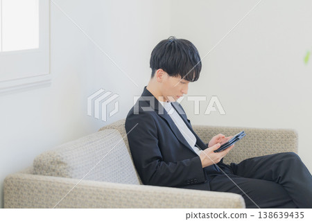 與智能手機的一個商人 與智能手機的一個商人 138639435