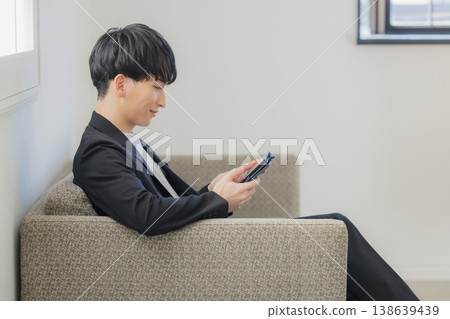 與智能手機的一個商人 與智能手機的一個商人 138639439