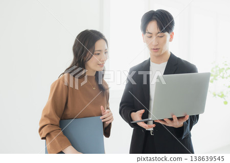 男性和女性辦公室職員在辦公室開會 男性和女性辦公室職員在辦公室開會 138639545