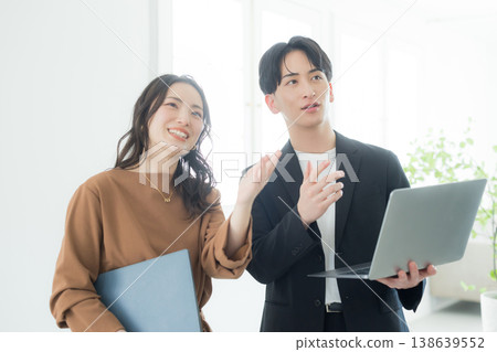 男性和女性辦公室職員在辦公室開會 男性和女性辦公室職員在辦公室開會 138639552