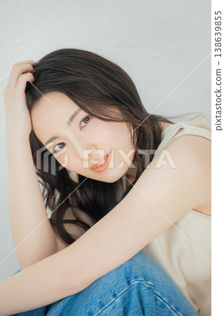 長頭髮的年輕女子 138639855