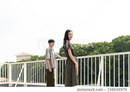 一對年輕男女在屋頂上微笑 138639970