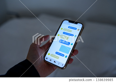 我在黑暗的房間裡用智慧型手機看聊天記錄。 138639985