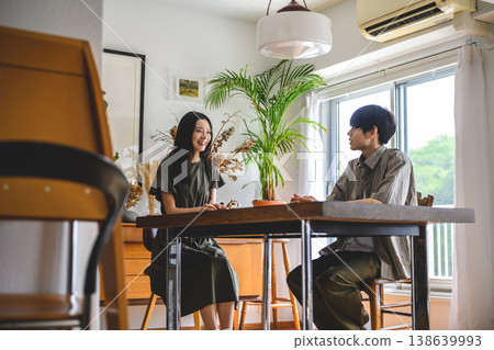 一男一女在客廳交談。 138639993