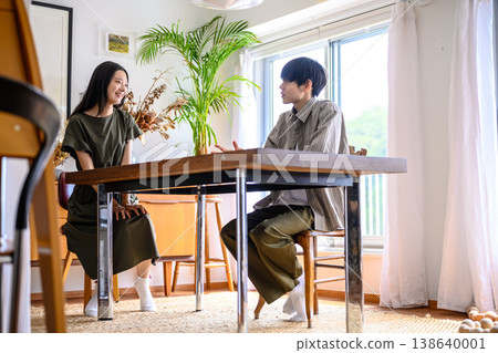 A man and a woman talking face to face at home 138640001