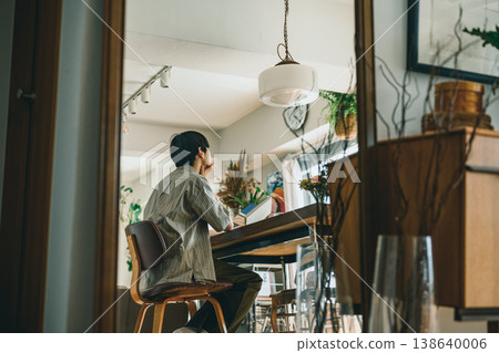 透過鏡子看到的室內工作男子。 138640006