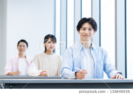 參加研討會的青年男女。拍攝協助單位:電波學園教育基金會、東京電子大學。 參加研討會的青年男女。拍攝協助單位:電波學園教育基金會、東京電子大學。 138640036
