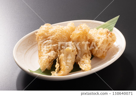 Scallop spring roll 138640071