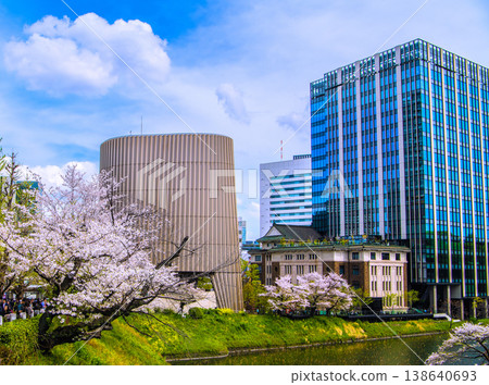 日本東京的城市景觀：我們永遠不應忘記那場悲劇……九段下站前的昭和館大樓。櫻花季又要來了…= 6th 138640693