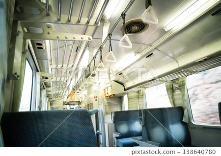 一節空蕩蕩的本地火車車廂:一排排包廂式座椅和扶手,營造出復古而懷舊的氛圍。 一節空蕩蕩的本地火車車廂:一排排包廂式座椅和扶手,營造出復古而懷舊的氛圍。 138640780