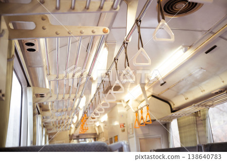 一節空蕩蕩的本地火車車廂:一排排包廂式座椅和扶手,營造出復古而懷舊的氛圍。 一節空蕩蕩的本地火車車廂:一排排包廂式座椅和扶手,營造出復古而懷舊的氛圍。 138640783