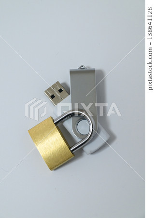 資料安全可以用USB和掛鎖來表示。 138641128