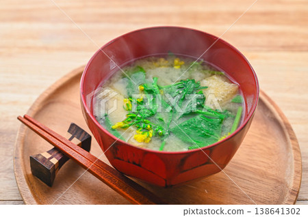 Miso soup with rapeseed blossoms and fried tofu 138641302