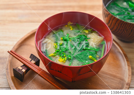 味噌湯配油菜花和炸豆腐 味噌湯配油菜花和炸豆腐 138641303