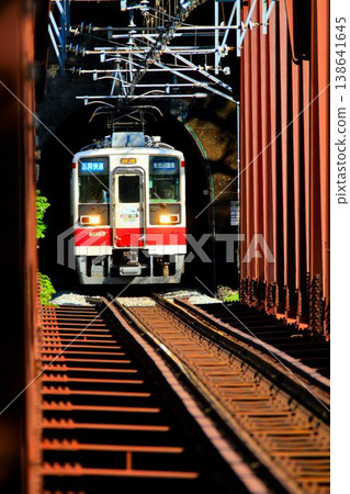 秋色絢麗的列車之旅，前往南會津…途經湯西川橋，跨越秋色斑斕的水壩湖 [彌彥鐵道 6050 系列] 138641645