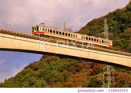 Crossing the autumn sky over the hot spring resort... A train journey to the vibrant autumn colors of Kawaji Onsen on the Yagan Railway [6050 series] 138642053