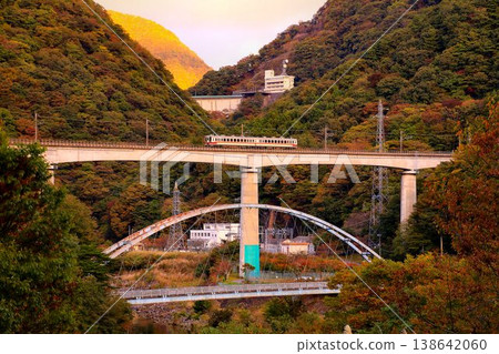 穿越秋日的天空，途經溫泉度假勝地…搭乘彌彥鐵道[6050系列]列車，前往秋色絢麗的川路溫泉。 138642060