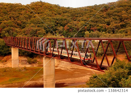 Crossing the autumn leaves of the dam lake at the Yunishigawa Bridge... A train journey to Minamiaizu in the beautiful autumn colors of Yagan Railway [6050 Series] 138642314
