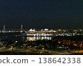 橫濱港夜景，豪華遊輪「飛鳥三號」停泊在遠處，背景是標誌性的海灣大橋。 138642338