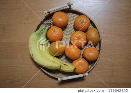 A still life with tangerines and bananas. 138642535