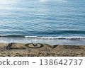 沙灘上用藍色的海水畫著「愛」字。 138642737
