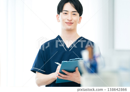 年輕男性醫護人員 138642866