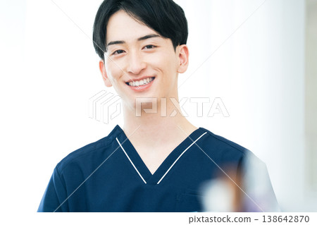 年輕男性醫護人員 138642870