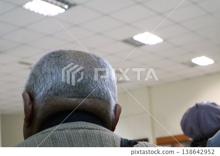 A gray head with a bald spot. 138642952