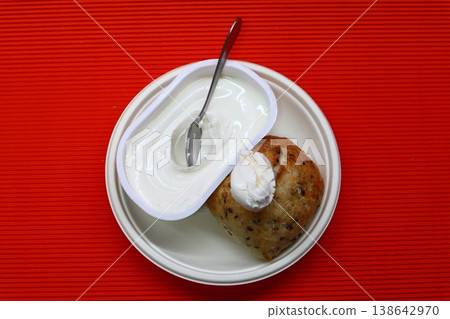 Philadelphia cheese and grain bun. (cream cheese, ricotta or mascarpone). 138642970