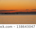 葉山森戶海灘的日落景色：名島的鳥居漂浮在海面上。 138643047