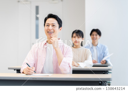 一位中年男子正在參加研討會。照片由東京電子學院電波學園教育基金會提供。 一位中年男子正在參加研討會。照片由東京電子學院電波學園教育基金會提供。 138643214