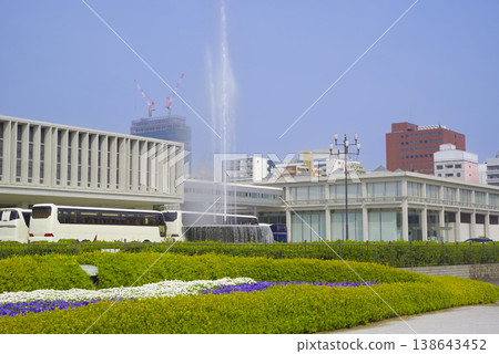 廣島和平紀念館在藍天下綿延展開。 廣島和平紀念館在藍天下綿延展開。 138643452
