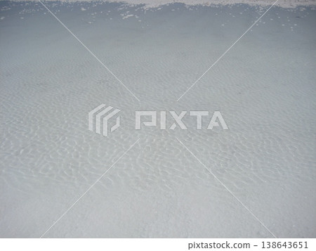 烏尤尼鹽沼由於水層很薄，形成了獨特的景觀。 138643651