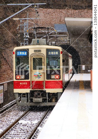 穿越奧鬼怒川白雪皚皚的冬日美景…川路湯本站的「6050系列」列車 穿越奧鬼怒川白雪皚皚的冬日美景…川路湯本站的「6050系列」列車 138644041