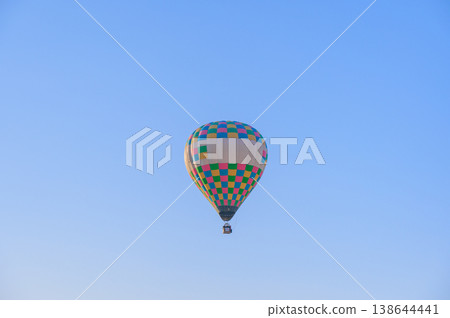 熱氣球在空中飛翔 [Azumino] 138644441