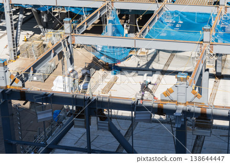 工人們正在鋼結構建築工地進行高空作業和安裝工作。物流設施新建項目 1 工人們正在鋼結構建築工地進行高空作業和安裝工作。物流設施新建項目 1 138644447
