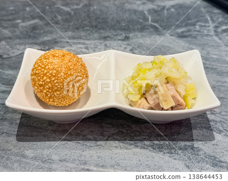 芝麻球作為甜點，冰蒸雞作為開胃菜。 138644453