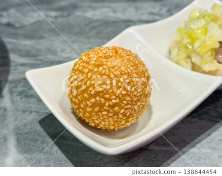 芝麻餃子，一種裹著白色芝麻的甜點。 138644454